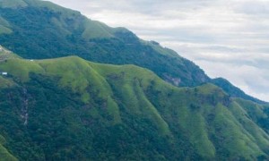 徒步江西武功山，10万亩草甸在高山之巅绵延不绝，宛如人间仙境